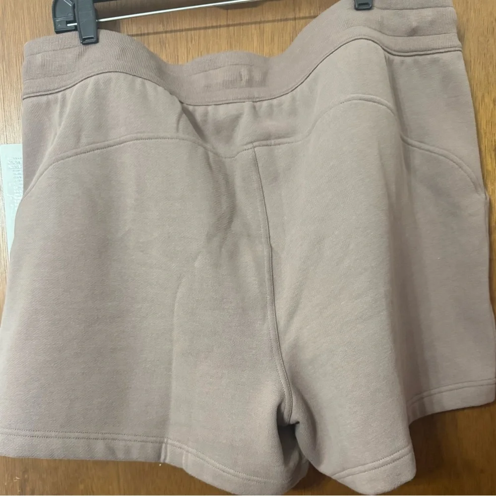 NWT Lululemon Scuba High-Rise Short 5" - Picture 2 of 4